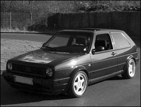 VW Golf II Aufnahme vorne links in Graustufen></a></td>
    <td width=